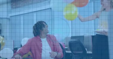 Ofiste daktilo eden bir adam iş arkadaşının doğum gününü kutlamak için yanan kekleri dağıtmasına neden oluyor. İşbirliği, kutlama, ofis atmosferi, takım çalışması, şenlik, modern, profesyonel