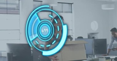 Dijital ölçekli titreşimli sürücü kadın lambaları açıyor ve erkek iş arkadaşı selamlaşırken ofise bitki yerleştiriyor. İşbirliği, profesyonellik, modernlik, işyeri, üretkenlik, tasarım, teknoloji