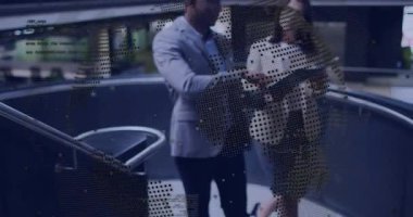 İş arkadaşları atriyum korkuluklarında yürür ve klasör sayfalarını çevirir canlı çizelgeleri etkinleştirir. İşbirliği, takım çalışması, stratejiler, kurumsal, profesyonel, beyin fırtınası, iletişim