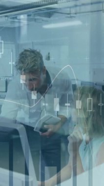 Finansal grafikleri analiz etmek, ofiste veri eğilimlerini tartışan iş adamları. finans, analiz, takım çalışması, strateji, tartışma, toplantı