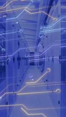 Bilgisayar sunucularında devre kartı ve veri işleme animasyonu. Küresel finans, iş, bağlantılar, hesaplama ve veri işleme kavramı dijital olarak oluşturulmuş video.