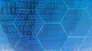 Büyüyü başlatan ikili kod, silueti değiştirerek dijital zihni ortaya çıkarıyor. Teknoloji, yenilik, veri, yapay zeka, sibernetik, dijital, fütürist