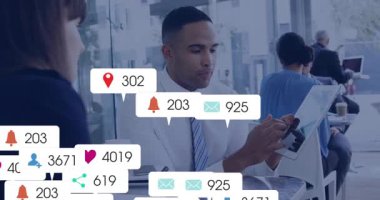 Profesyonel erkek tableti ayakta duruyor, pazarlama analizi için sosyal medya simgelerini aşındırıyor. İş, teknoloji, analitik, işbirliği, dijital, ağ, üretkenlik