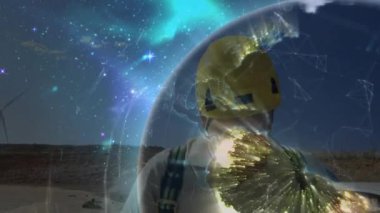 Rüzgar çiftliği teknisyeni tablete giriyor ve güç veriyor. Analiz için ağ düğümü verilerini çeviriyor. Yenilenebilir enerji, sürdürülebilirlik, teknoloji, endüstri, yenilik, çevre