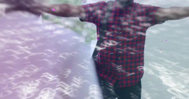 Baba kapıdan adımını atarak kalp ikonlarını ateşliyor. Oğul koşuyor, teknoloji buluşması için sarılıyor. Hoş geldin, aile, yeniden bir araya gelme, sevgi, açık hava, neşe, bağ