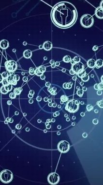 Finansal veri işleme animasyonu ve bilgisayar devre kartında insanların simgeleri. Küresel hesaplama, dijital arayüz ve veri işleme kavramı dijital olarak oluşturulmuş video.