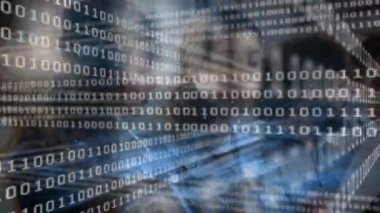 Gerçek zamanlı veri analizi yaparken üç profesyonel danışmanlık tableti. Teknoloji, takım çalışması, yenilik, veri, işbirliği, modern, dijital