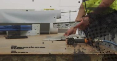 İnşaat işçisi pnömatik çivi tabancasına uzanıyor ve montaj için siyah süsleme yapıyor. Sanayi, işçilik, kılavuz, ekipman, profesyonel, hassasiyet, atölye