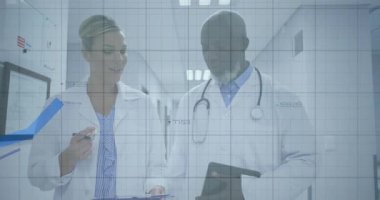 Doktorlar hastane koridorunda yürüyorlar. Tableti grafiklerle tıkırdatan veri panolarını kontrol ediyorlar. Tıbbi, profesyonel, işbirliği, analiz, teknoloji, hesaplama, sağlık