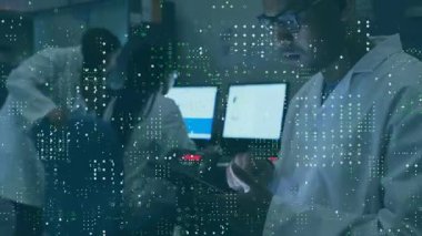 Laboratuvar teknisyenleri dokunmatik ekranı tıklatıp verileri araklarken dijital kaplama laboratuvar araştırmalarında geri çekiliyor. Bilim adamı, teknoloji, yenilik, işbirliği, teşhis, analiz, fütürizm