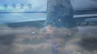 Havaalanındaki iş adamları üzerindeki bağlantı ağının animasyonu. küresel iş, dijital arayüz ve teknoloji konsepti dijital olarak oluşturulmuş video.
