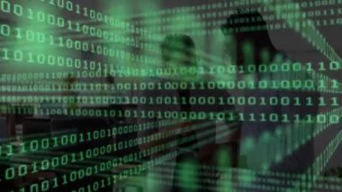 Teknoloji işbirliği sırasında kadın dizüstü bilgisayarı işaret ederken, erkek daktiloyla yazı yazarken, ikili kod üst üste geliyor. Teknoloji, takım çalışması, yenilik, dijital, bağlantı, profesyonel, modern