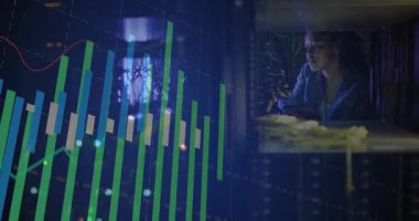 Ağ teknisyenleri veri sıçraması üzerinde grafik örtüşmesi ve eğilimlere dikkat çekerek kabloları ayarlıyorlar. Teknoloji, veri, analitik, siber güvenlik, veri merkezi, dijital, yenilik