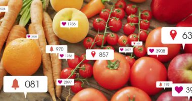Domates başlangıç ikonlarının üzerinde pim patlıyor. Üretim, dönüşüm ve solgunluk gösteriyor. Taze üretim, sosyal medya, etkileşim, dijital örtüşme, organik, canlı, çiftlikten sofraya