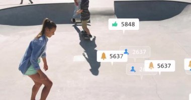 Kadın kaykaycı, sol önde gelen ikiliden süzülerek, medya simgelerini canlandırarak çarpışmanın arttığını gösteriyor. Macera, kentsel, enerjik, aktif, hareket, yaşam tarzı, canlı