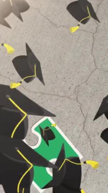 Labirent ve gri arka planda mezuniyet şapkası olan insan kafasıyla düşen bulmacaların animasyonu. otizm ve öğrenme zorlukları farkındalık ve dijital olarak üretilen video konsepti.