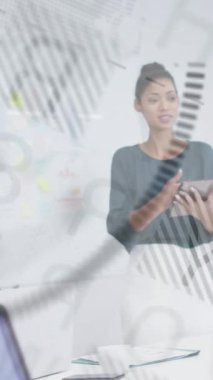 Ofisteki çeşitli iş adamlarının finansal veri işleme ve küresinin animasyonu. küresel iş, finans ve dijital arayüz kavramı dijital olarak oluşturulmuş video.