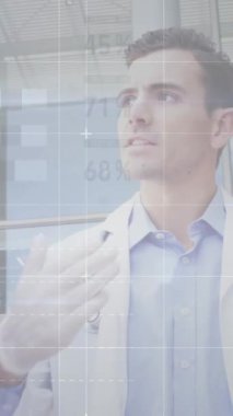 Acil servis elemanlarıyla birlikte beyaz erkek doktor üzerinde veri işleme animasyonu. Küresel tıp, sağlık hizmetleri, bağlantılar, bilgisayar ve veri işleme kavramı dijital olarak oluşturulmuş video.