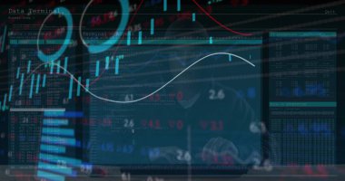 Klavyeye odaklanan kapüşonlu bir adam ve karanlık ofiste kod ve hisse senetleri gösteren monitörler. Siber güvenlik, veri analizi, yüksek teknoloji, dijital, yenilik, programlama, gelecekçi