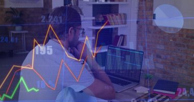 Günlük tişört giyen bir adam ofis masasındaki dizüstü bilgisayarın şifresini inceliyor. Teknoloji, analitik, modern, çalışma alanı, veri, yenilik, üretkenlik