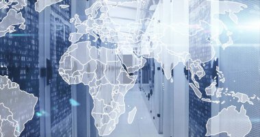 Sunucu rafları gösteriliyor, veri merkezi koridoru, kablolama göstergeleri gösteriliyor, harita kaplamalı LED göstergeleri. Teknoloji, veri, sunucu, ağ, altyapı, fütüristik, dijital