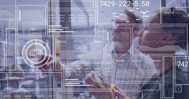 İşaretli tişörtlü, stil sahibi sakallı adam teknik ofisteki şeffaf ekranda çizelgeleri analiz ediyor. Teknoloji, işbirliği, yenilik, veri görselleştirme, kurumsal, profesyonel, gelecekçi