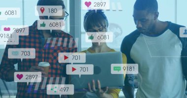 Çalışma alanındaki iş arkadaşlarının sosyal medya simgelerini laptopla, kahveyle analiz etmek. İşbirliği, yenilik, dijital, teknoloji, iletişim, takım çalışması, çağdaş