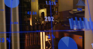 Laboratuvarda performans ölçümlerini veri örtüleriyle gösteren merkezi mekanik işlem ünitesi gösteriliyor. Sanayi, otomasyon, analitik, mühendislik, teknoloji, kesinlik, imalat