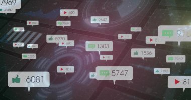 Şebeke arayüzü üzerinde HUD grafikleri ve devre kalıplarıyla yüzen bildirim baloncukları gösteriliyor. Gelecekçi, siber, dijital, veri görselleştirme, arayüz, teknoloji, analitik