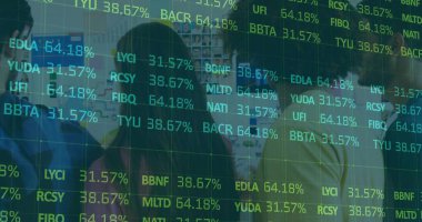 Finans uzmanları, çizelgeleri ve borsa saatlerini incelemekte, pinboard ve HUD kaplamalı. İşbirliği, veri analizi, finans, takım çalışması, strateji, yenilik, şirket