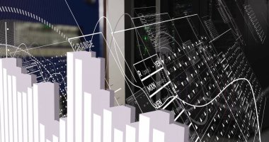 Ağ hatları, yüzen para birimleri pencereleri ve yanan raflarla veri merkezinin üzerine çubuk şeması yerleştiriliyor. Teknoloji, analitik, dijital, altyapı, güvenlik, yenilik, girişim