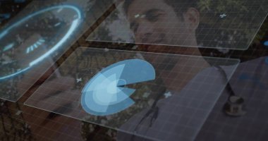 Tablet kullanırken önlük, steteskop takmak ve ağaçların altındaki AR panellerindeki tıbbi verileri incelemek. Gelecek, teknoloji, sağlık, açık hava, yenilik, profesyonel, analitik