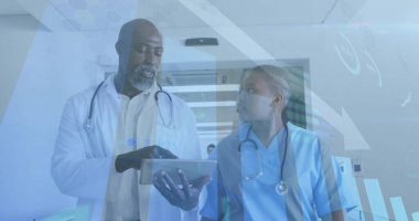 Yürüyen laboratuvar önlüklü doktor ve hastane koridorundaki tableti inceleyen steteskoplu hemşire. Tıbbi, sağlık, profesyonellik, takım çalışması, teknoloji, hastane, teşhis