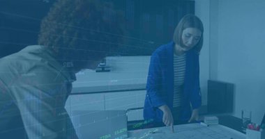 Toplantı odasının planlarını inceleyen iki mimarı incelerken, çizelgeler sergileniyordu. İşbirliği, planlama, strateji, yenilik, profesyonellik, modern, takım çalışması