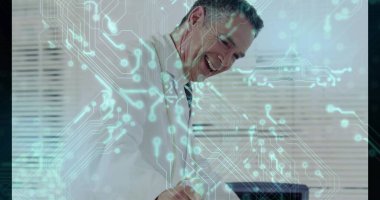 Ofiste dizüstü bilgisayarla çalışırken sırtüstü uzanan gülümseyen bir profesyonel. Teknoloji, iş, yenilik, dijital, çalışma alanı, şirket, bağlantı