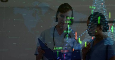 Küresel veri tablolarının analizi klinikteki mavi önlüklü tıp meslektaşlarının dosyalarını elinde dosyayla inceliyor. Sağlık, takım çalışması, analitik, teknoloji, profesyonellik, işbirliği, teşhis