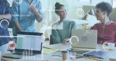 İş arkadaşları ofis alanındaki dizüstü bilgisayarlardaki verileri akıllı telefon ve kahve fincanı ile analiz ediyorlar. Profesyonel, takım çalışması, modern, üretkenlik, yenilik, işbirliği, çalışma alanı