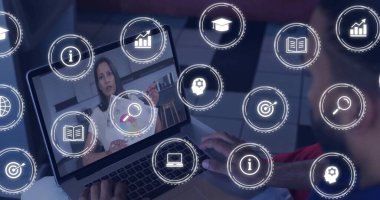 Merkez ofisteki masadaki dizüstü bilgisayarla yüzen analitik simgelerle etkileşime giren bir adam. Teknoloji, uzaktan çalışma, dijital arayüz, fütüristik, işbirliği, yenilik, öğrenme