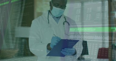 Kıdemli Afro-Amerikan doktor koridorda steteskop, dosya ve kod kaplamalı verileri not ediyor. Sağlık, profesyonel, modern, dijital, analiz, teknoloji, hastane