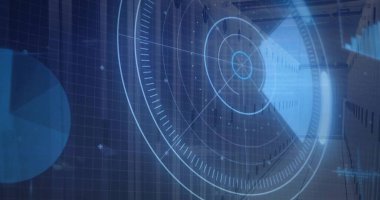 Sunucu koridoru boyunca mavi radar arayüzü yansıtılıyor, ızgara pasta grafiği, bar segmentleri ve rafları ile. Teknoloji, siber güvenlik, veri görselleştirme, fütüristik, endüstriyel, dijital, yenilik