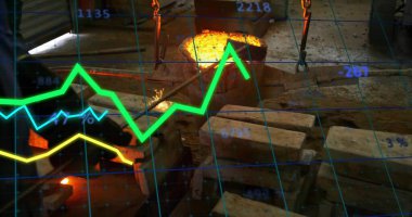 Dökümhanedeki kum kalıplarının üzerinde parlayan erimiş metali askıya almak, sayısal ızgara kaplamalı. Sanayi, imalat, metalurji, güvenlik, mühendislik, teknoloji, analitik