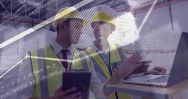 Tablet ve dizüstü bilgisayarla çelik kirişler arasında çelik başlık ve yelek giyen iş birliği yapan mühendisler. Sanayi, takım çalışması, yenilik, altyapı, mimari, güvenlik, inşaat