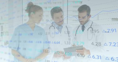 Tableti inceleyen, beyaz önlüklü doktorlar ve hastanenin penceresinin yanındaki önlüklü hemşireler. Tıbbi ekip, sağlık uzmanları, klinik olay yeri, veri analizi, hastane ortamı, takım çalışması, tıbbi araştırma