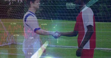 Sahada spor formaları giyen erkek futbolcuların el sıkışması, net ve üst üste bindirilmiş veri grafikleriyle. Sporcular, takım çalışması, rekabet, açık hava, canlı, başarı, performans