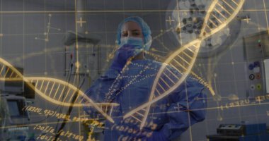 Ameliyat önlüğü giyen kadın cerrah, laboratuarda monitörlerle DNA sarmalını inceliyor. Klinik, yenilik, biyoteknoloji, kesinlik, fütüristik, tanı, tıbbi