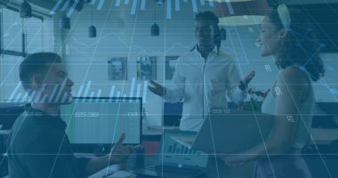 Ofiste iş kıyafeti giymiş üç meslektaş, çift monitör ve saksı bitkisi arasındaki verileri tartışıyorlar. İşbirliği, takım çalışması, modern, profesyonel, teknoloji, çalışma alanı, iletişim