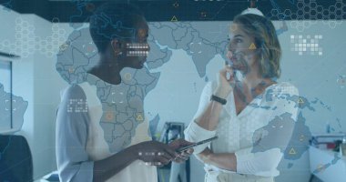 Ofis masalarında tablet kullanan takım elbiseli ve harita kaplama monitörlü veri işkadınları tartışılıyor. Profesyonel, işbirliği, analitik, modern, kurumsal, takım çalışması, teknoloji