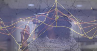 Örgü kazaklı bir kadın ofiste VR kulaklığı ayarlıyor, Stylus ile, AR grafik örtüsü. Teknoloji, yenilik, fütüristik, dijital, çalışma alanı, bağlantı, işbirliği