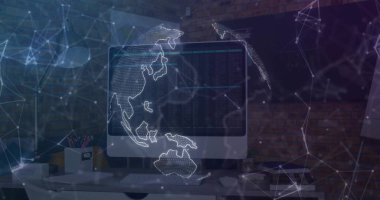 Teknoloji çalışma alanında klavye ve lamba ile büyük monitör projeksiyon ağı küresi gösteriliyor. Teknoloji, yenilik, ağ oluşturma, modern, dijital, çalışma alanı, üretkenlik