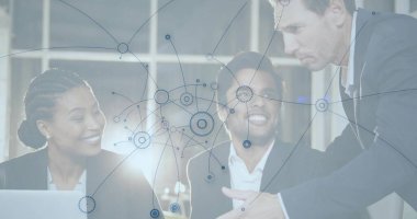 Modern toplantı odasında dizüstü bilgisayar kullanan ve ağ şemasını inceleyen üç iş arkadaşı, veri düğümleriyle. İşbirliği, takım çalışması, yenilik, dijital, modern, analitik, iletişim